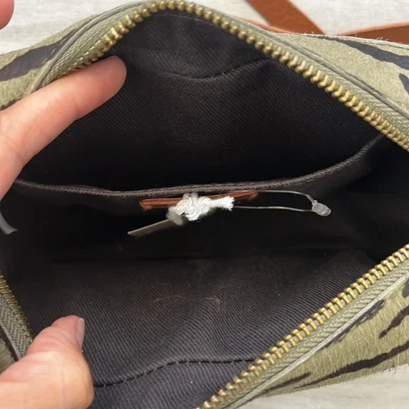 💚NWT🤎 Madewell The Transport Camera Bag: Tiger Calf Hair Edition Green Olive - Picture 12 of 12